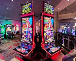 Pemain menggunakan laptop untuk klaim bonus pada platform hiburan sports dan casino